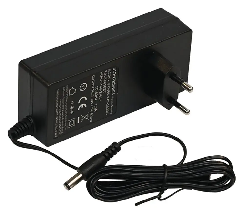 Schwarzes Netzteil mit zwei Polen für Steckdose und Kabel mit Rundstecker. Hersteller ist Syr. Geeignet für verschiedene Elektronikgeräte.